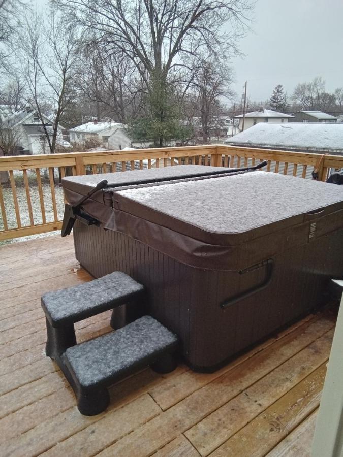 Outdoor Hot Tub And Cozy King Bed Apartment Lansing Bagian luar foto